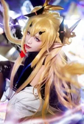 COSPLAY 내일의 방주 징저 “사각형의 세 가지 변형을 가로 지르는 하나의 기백 천둥 정파”