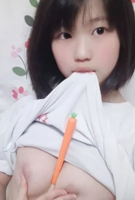 분홍색의 순수한 소녀가 집에서 성적 쾌감을 요구하며 셀카를 찍습니다. (사진 27개)