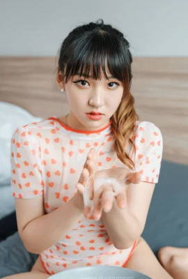 (hendoong) 미소 표현과 부드러운 하얀 몸을 잡아 당기
