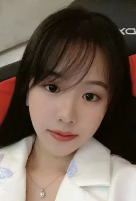 아름다운 여성 대학생 (18 장의 사진)