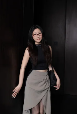 캐비어 생선 안경 소녀 (120 장의 사진)